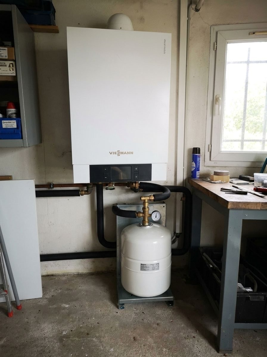 Vase d'expansion neuf à côté du module Viessmann Vitocal